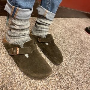 brown suede birkenstock boston!! ☀️